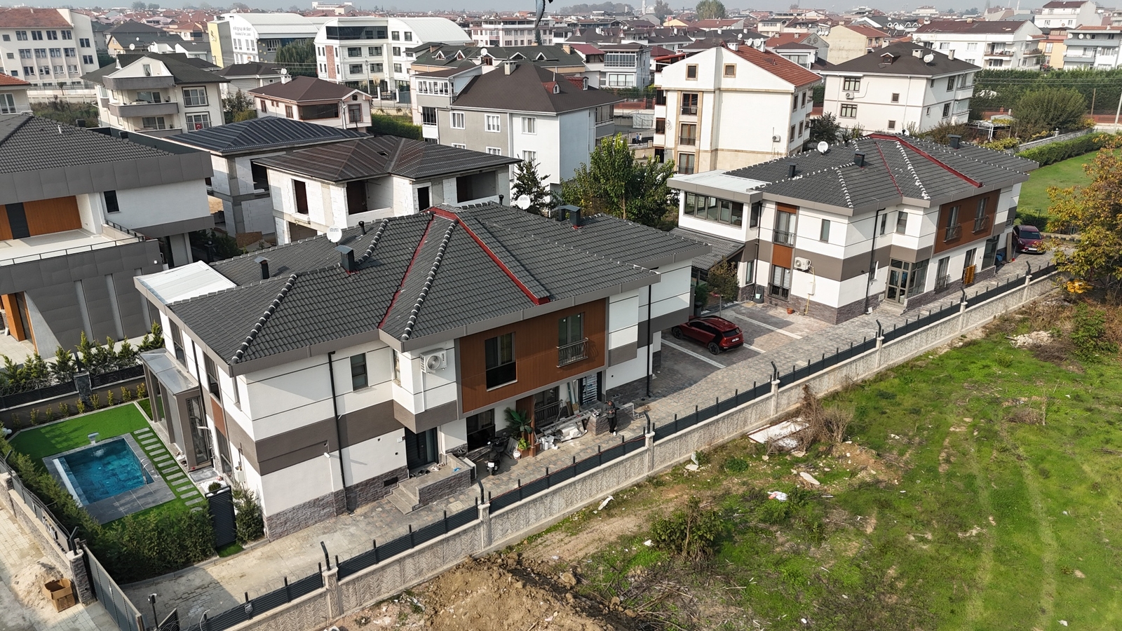 AKGÜN'DEN SATILIK ÇEVRE YOLUNDA 4+1 180 M2 LÜKS SİTE İÇİ VİLLA !