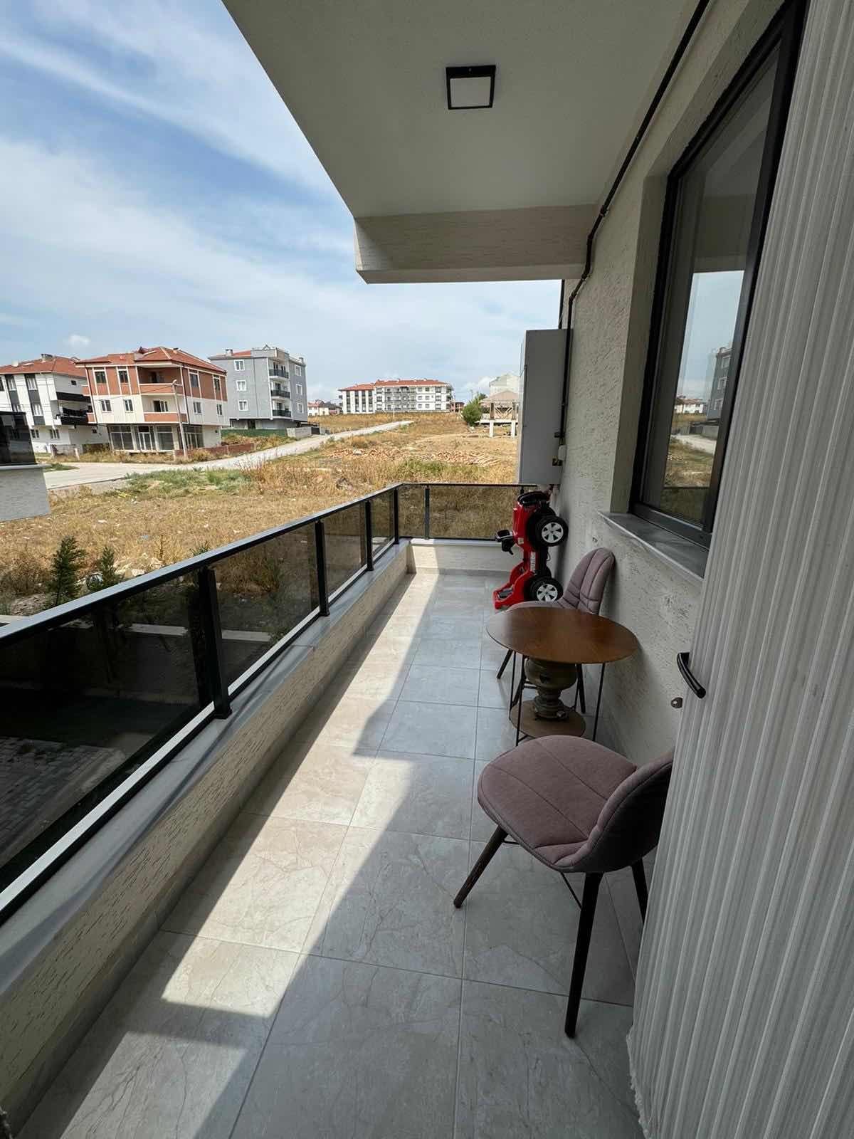 AKGÜN'DEN SATILIK AKHİSARDA SİTE İÇİ 3+1 135M2 LÜKS ARAKAT DAİRE