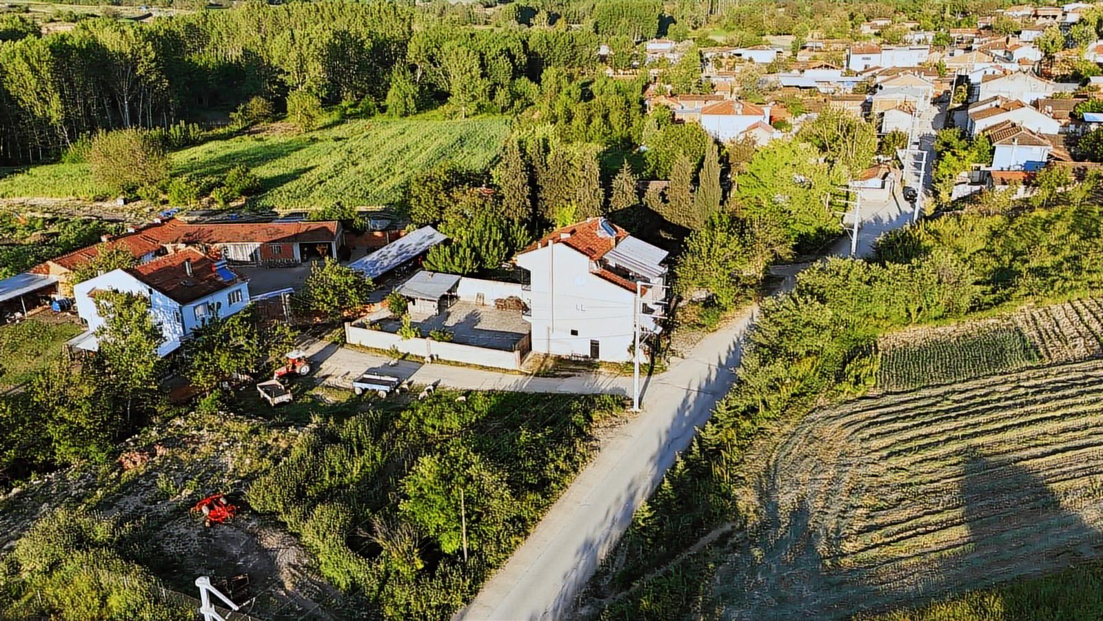 AKGÜN'DEN ACİL SATILIK KOZLUCA MH GİRİŞİNDE 452M2 VİLLALIK ARSA!